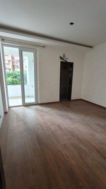 Room in 3 BHK Apartment at Pakhowal Road – for Rent