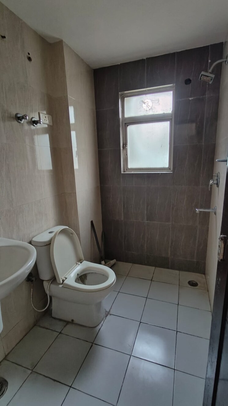 Bathroom, pakhowal road 3 Bedroom 1600 Sq.Ft. Apartment In Pakhowal Road Ludhiana 9551205