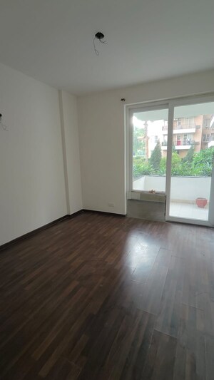 Room in 3 BHK Apartment at Pakhowal Road – for Rent