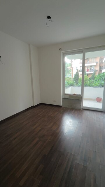 Room in 3 BHK Apartment at Pakhowal Road – for Rent