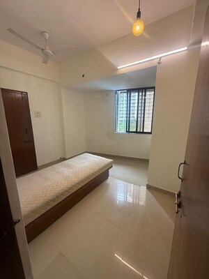 Room in 4 BHK Apartment at Meera Tower, Andheri West – for Rent