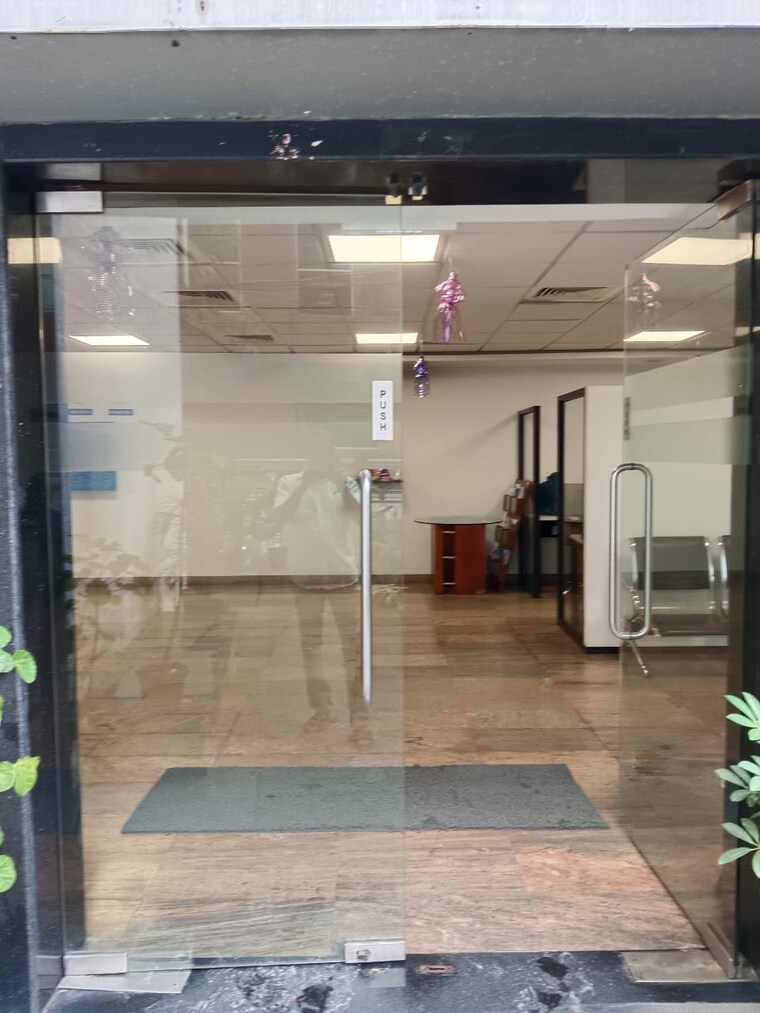  Parking, guindy Commercial Office Space 6000 Sq.Ft. In Guindy Chennai 9551323