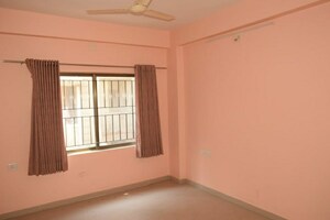 Room in 2 BHK Apartment at Motera – for Sale