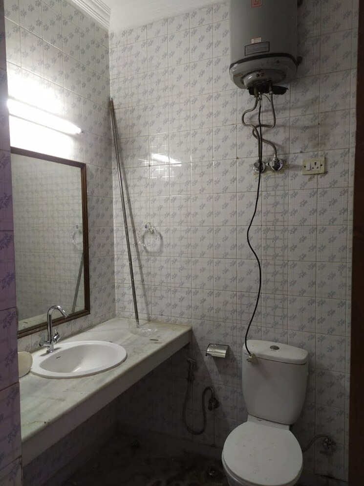 Attached Bathroom, greater kailash ii 3 Bedroom 2300 Sq.Ft. Builder Floor In Greater Kailash ii Delhi 9551413