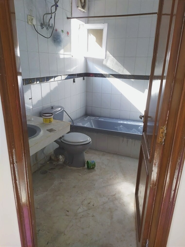 Attached Bathroom, greater kailash ii 3 Bedroom 2300 Sq.Ft. Builder Floor In Greater Kailash ii Delhi 9551413