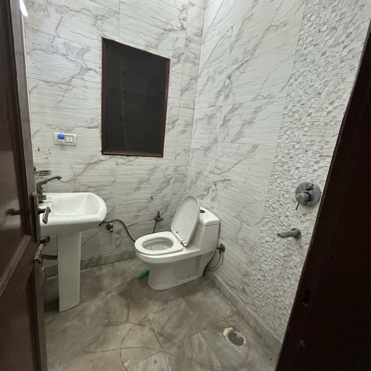 Bathroom, lajpat nagar i 2 Bedroom 900 Sq.Ft. Builder Floor In Lajpat Nagar I Delhi 9551432
