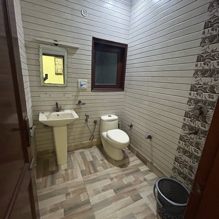 Bathroom, lajpat nagar i 2 Bedroom 900 Sq.Ft. Builder Floor In Lajpat Nagar I Delhi 9551432