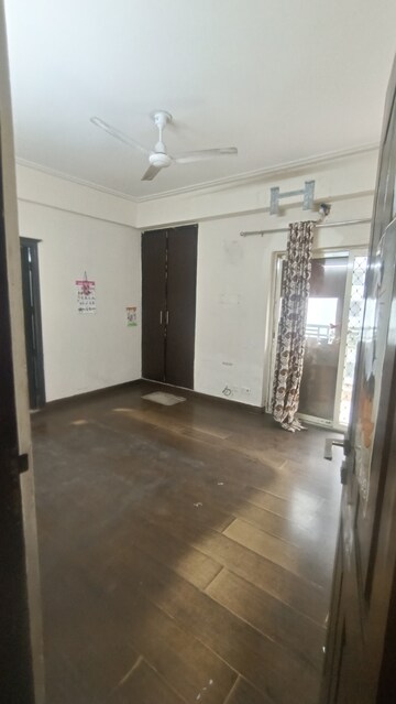 Room in 3 BHK Apartment at Jm Orchid, Sector 76 – for Rent