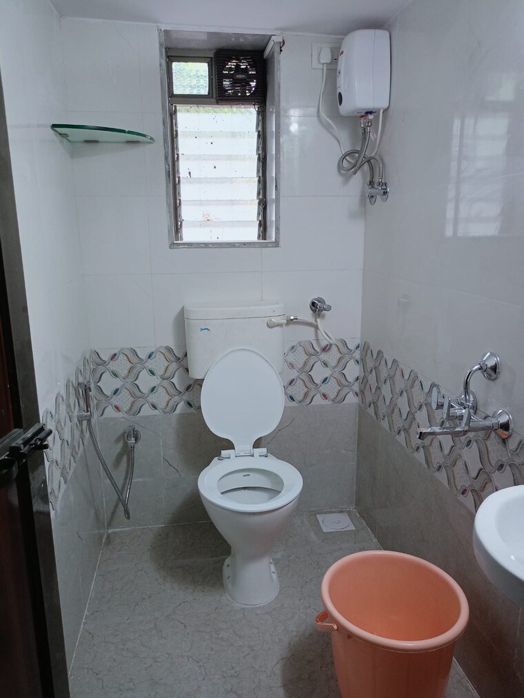 Bathroom, andheri east Pg For Girls In Andheri East 9551660