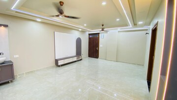 Room in 4 BHK Apartment at Mansarovar – for Rent