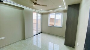 Room in 4 BHK Apartment at Mansarovar – for Rent