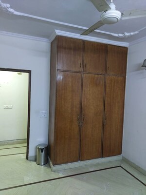 Furnished Amenities in 1 BHK Builder Floor at South Extension I – for Rent