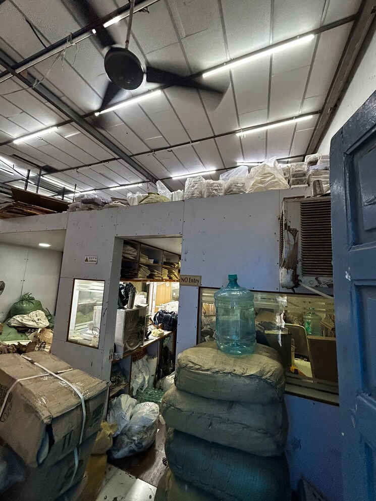 Team Area, gandhi-nagar-chs Commercial Shop 2000 Sq.Ft. In Worli Mumbai 9551705