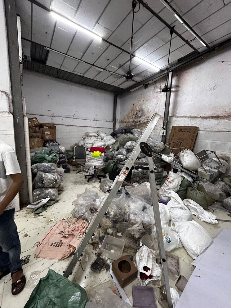  Parking, gandhi-nagar-chs Commercial Shop 2000 Sq.Ft. In Worli Mumbai 9551705