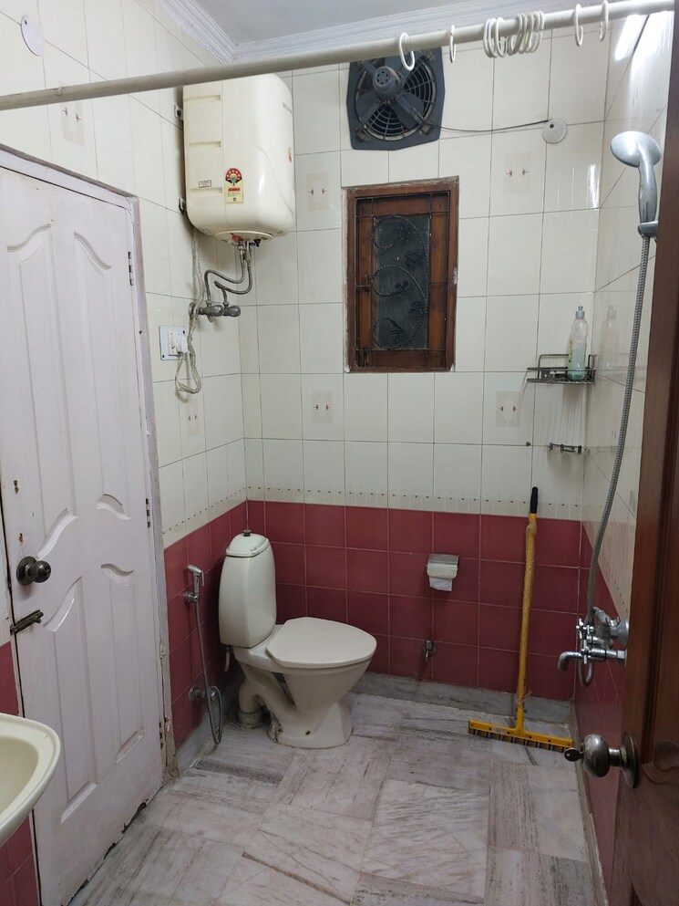 Bathroom, south extension i 1 Bedroom 600 Sq.Ft. Builder Floor In South Extension I Delhi 9551724