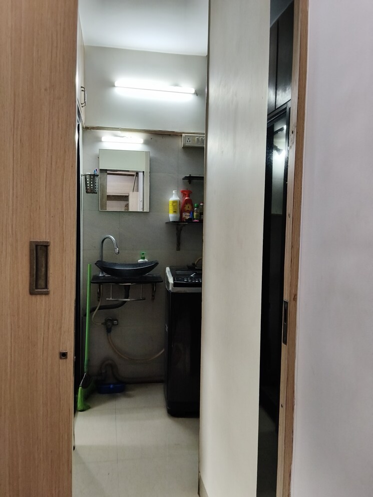 Bathroom, golden-orchid 1.5 Bedroom 650 Sq.Ft. Apartment In Santacruz East Mumbai 9551729