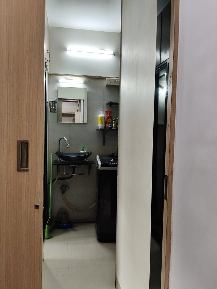 Bathroom, golden-orchid 1.5 Bedroom 650 Sq.Ft. Apartment In Santacruz East Mumbai 9551729