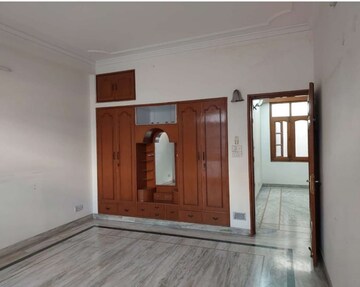 Room in 2 BHK Builder Floor at South Extension I – for Rent