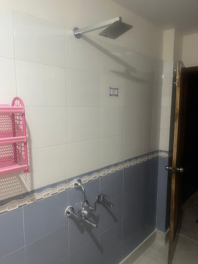 Bathroom, south extension i 3 Bedroom 203 Sq.Yd. Builder Floor In South Extension I Delhi 9551778