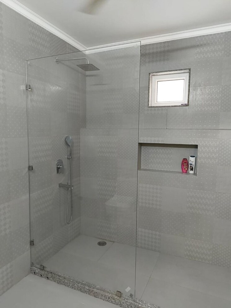 Bathroom, south extension i 3 Bedroom 200 Sq.Yd. Builder Floor In South Extension I Delhi 9551779