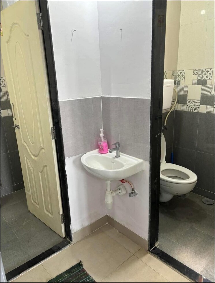 Bathroom, goregaon west Pg For Girls In Goregaon West 9551797