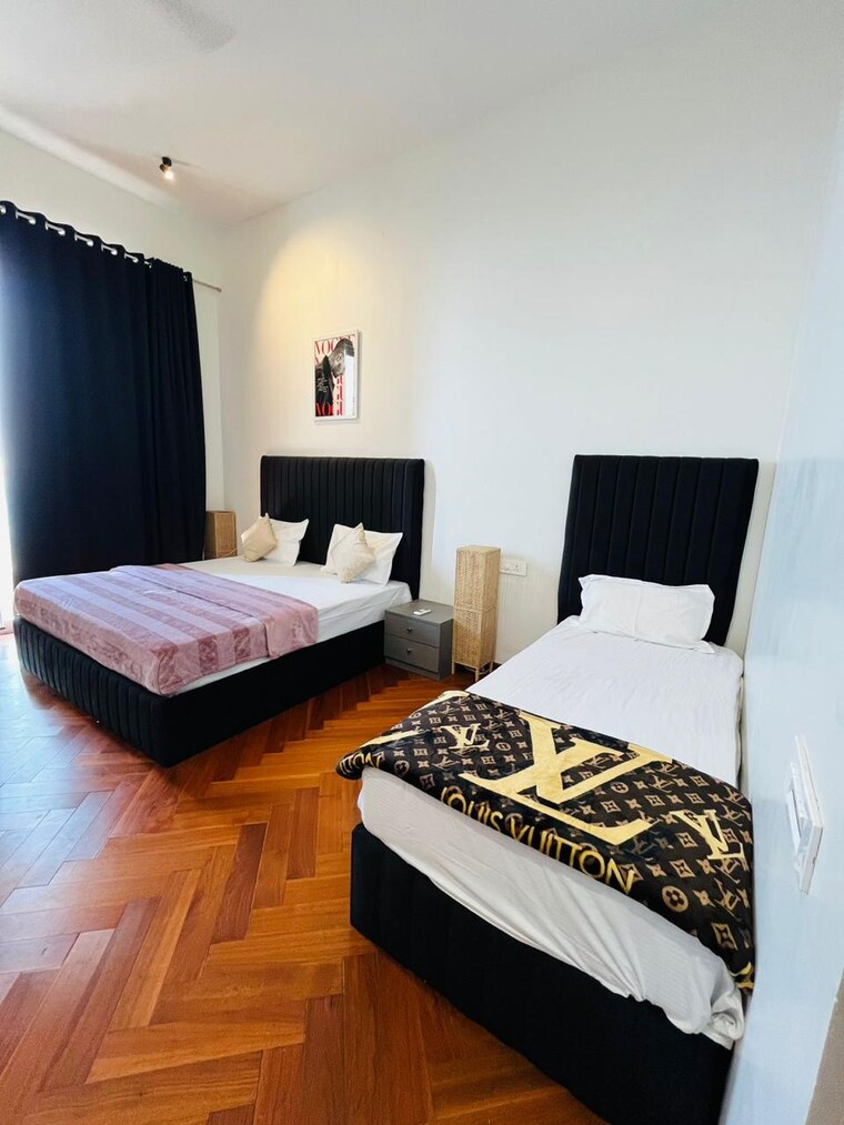 Room, malad east Pg For Boys & Girls In Malad East 9551802