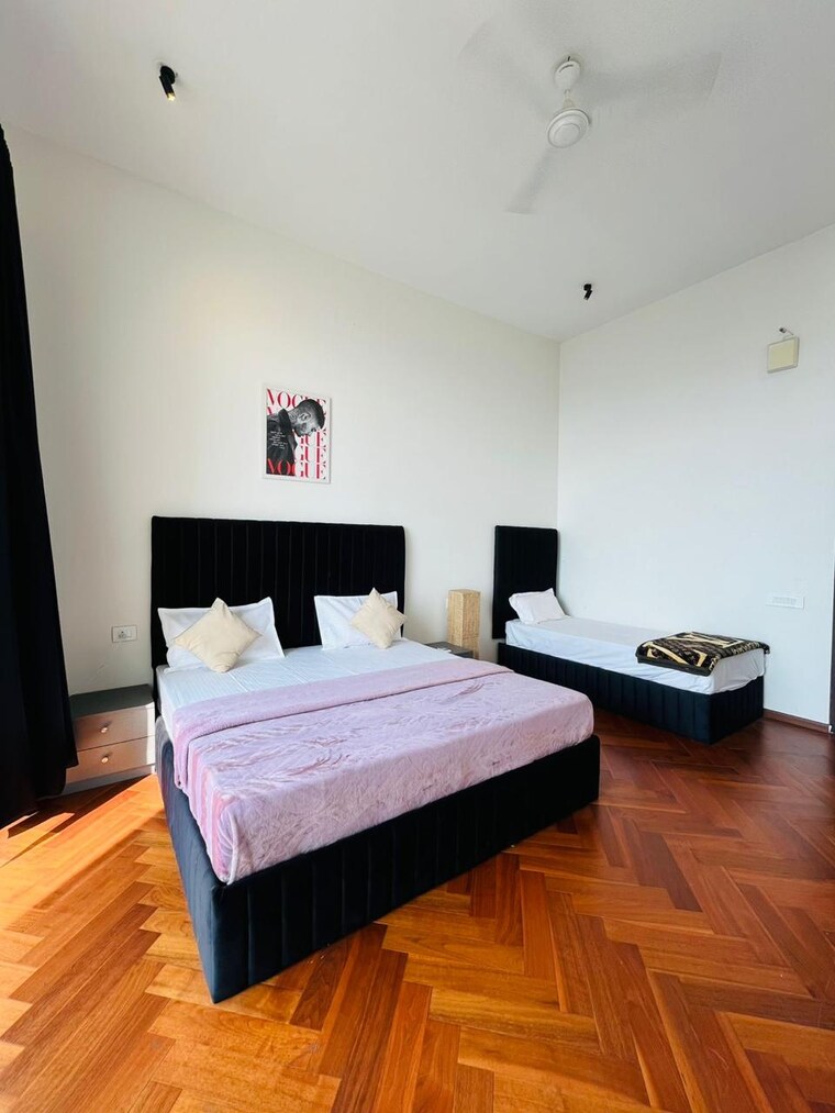 Room, malad east Pg For Boys & Girls In Malad East 9551802