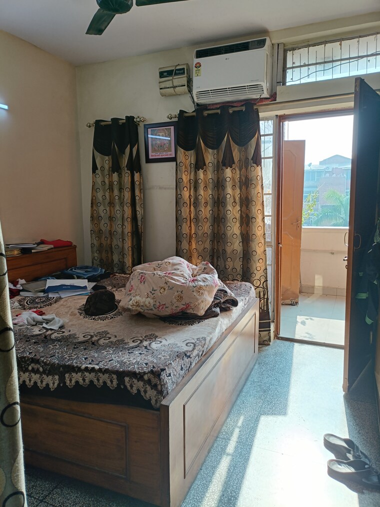 Bedroom, vasundhara enclave 3 Bedroom 1800 Sq.Ft. Apartment In Vasundhara Enclave Delhi 9551814
