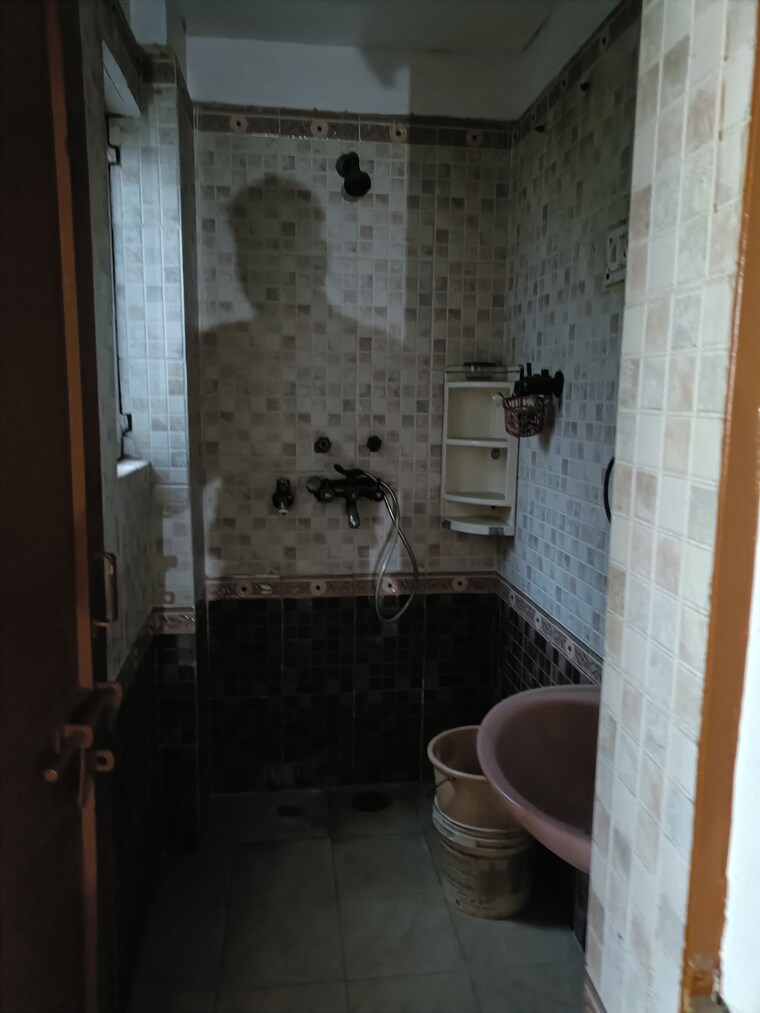 Bathroom, vasundhara enclave 3 Bedroom 1800 Sq.Ft. Apartment In Vasundhara Enclave Delhi 9551814