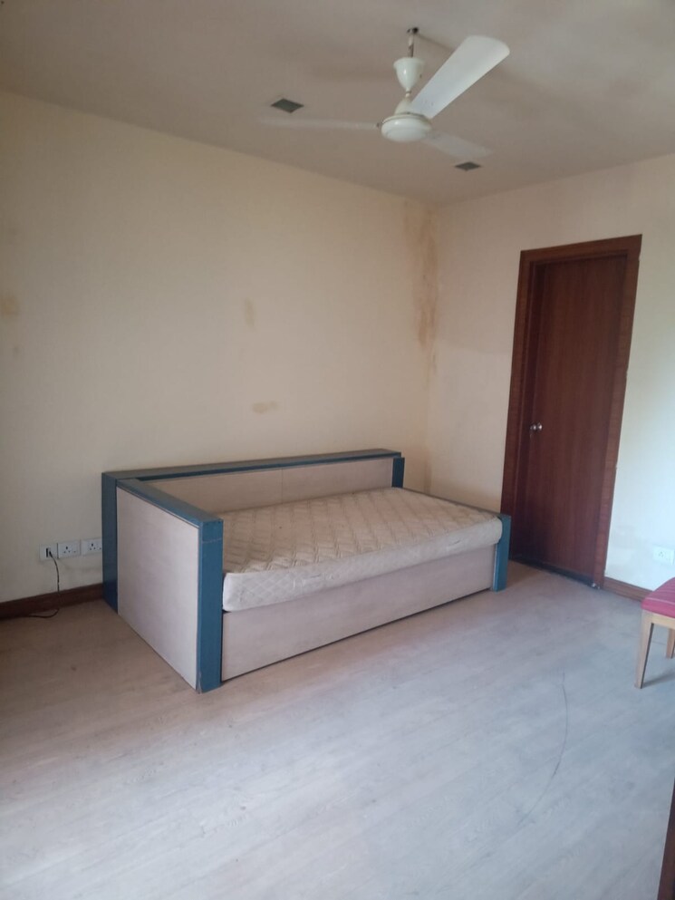 Room, south extension i 3 Bedroom 300 Sq.Yd. Builder Floor In South Extension I Delhi 9551825