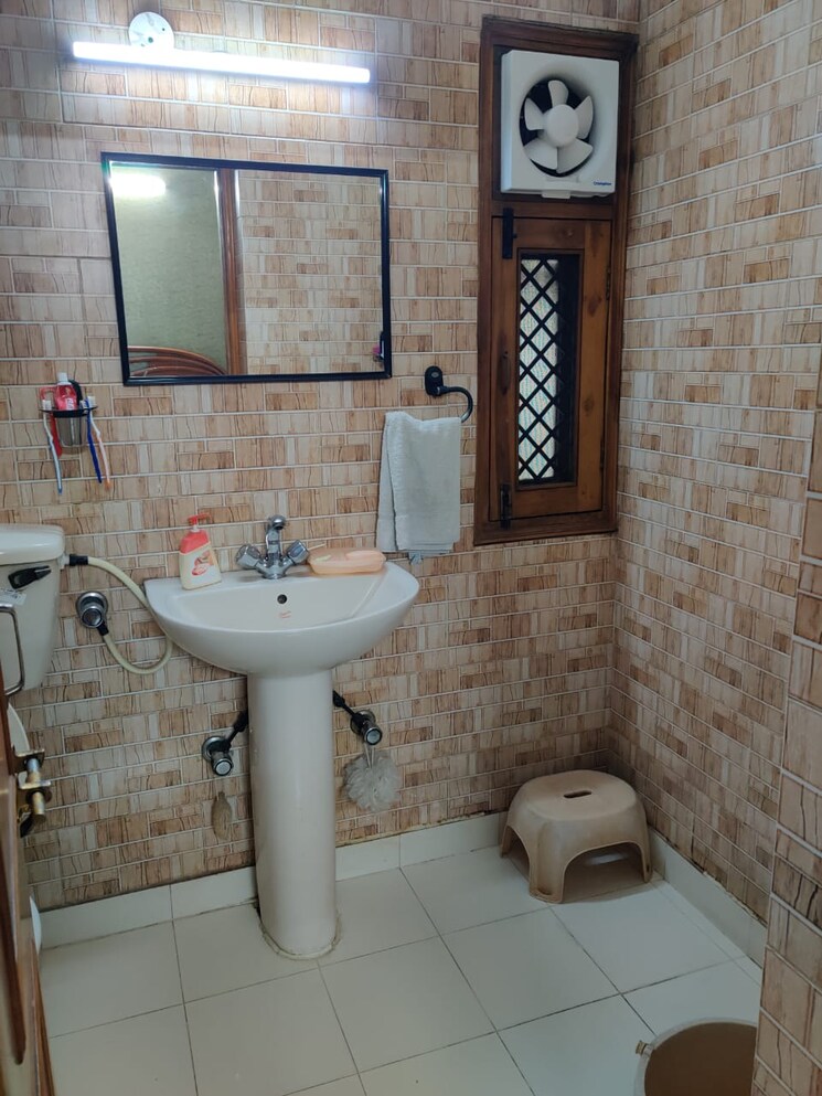 Bathroom, gazipur 2 Bedroom 1000 Sq.Ft. Apartment In Gazipur Delhi 9551934