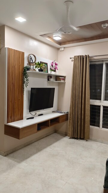 Room in 2 BHK Apartment at Lodha Amara, Kolshet Road – for Sale