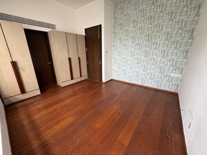 Room in 3 BHK Apartment at Lodha Bellissimo, Mahalaxmi – for Rent