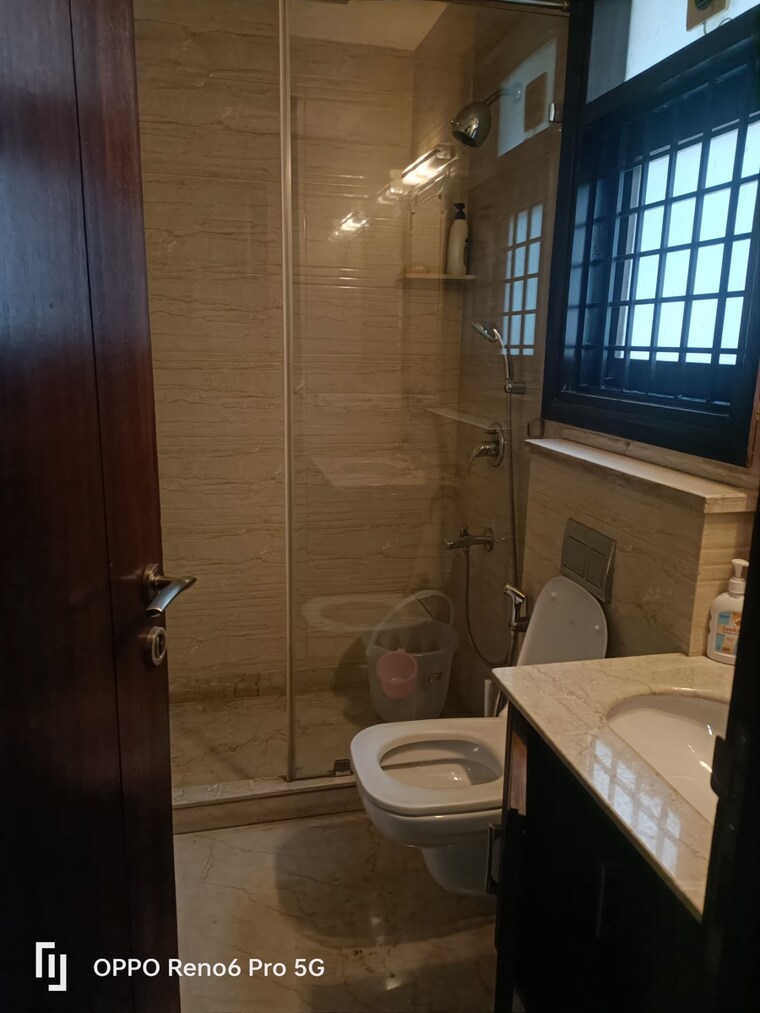 Bathroom, safdarjung enclave 3 Bedroom 200 Sq.Yd. Builder Floor In Safdarjung Enclave Delhi 9552042