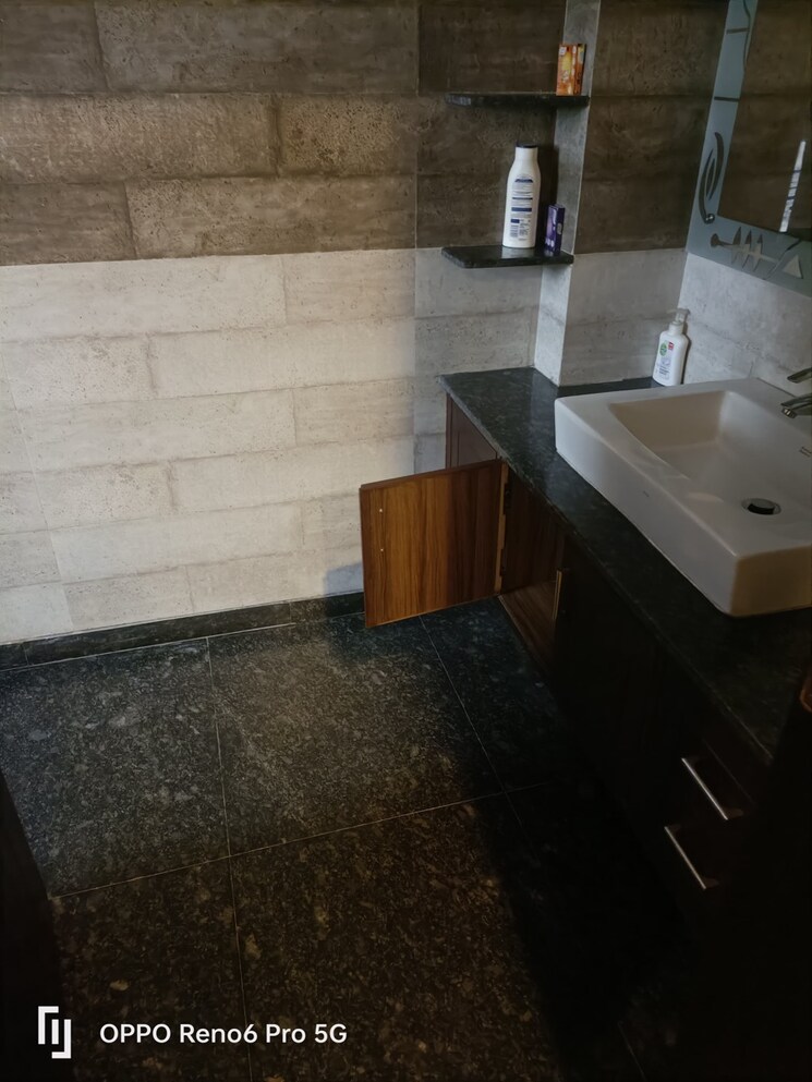 Bathroom, safdarjung enclave 3 Bedroom 200 Sq.Yd. Builder Floor In Safdarjung Enclave Delhi 9552042
