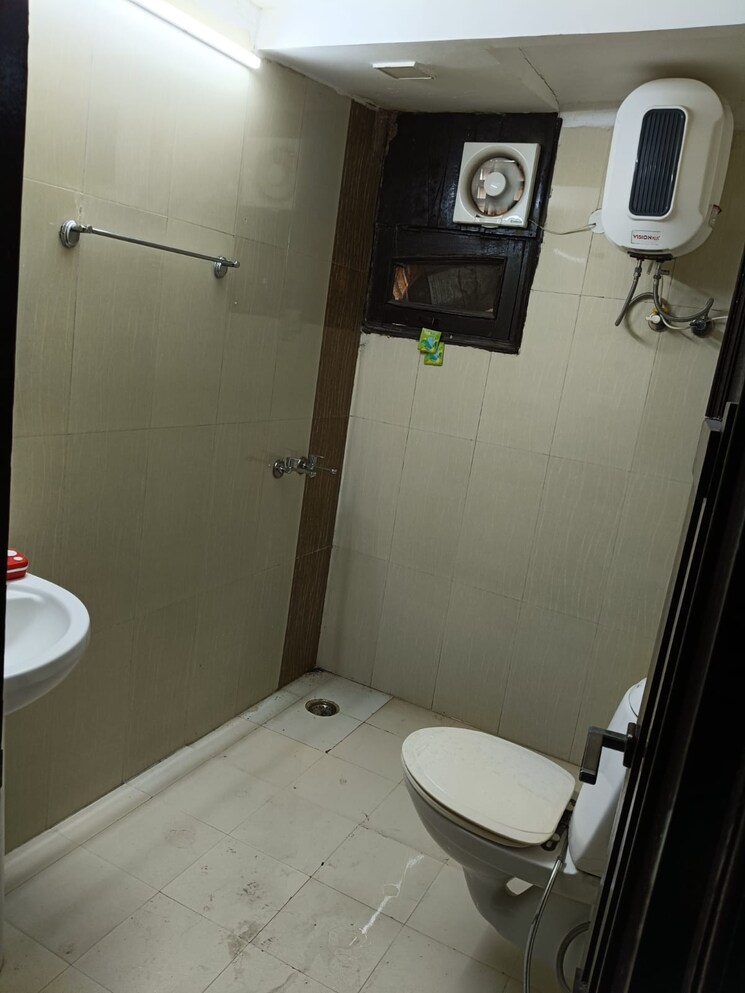 Bathroom, ambala highway 3 Bedroom 200 Sq.Yd. Apartment In Ambala Highway Zirakpur 9552079