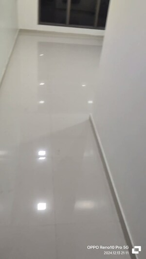 Room in 2 BHK Apartment at Lokhandwala Vinay Tower, Kandivali East – for Sale