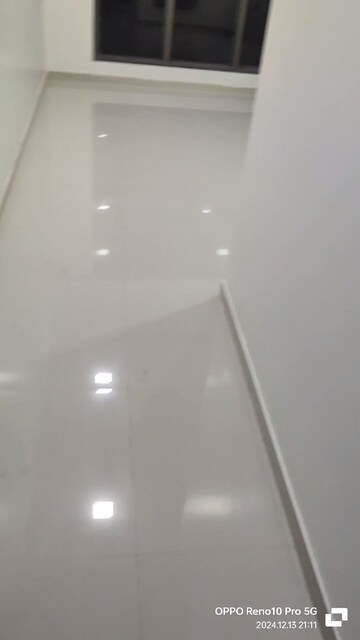 Room in 2 BHK Apartment at Lokhandwala Vinay Tower, Kandivali East – for Sale