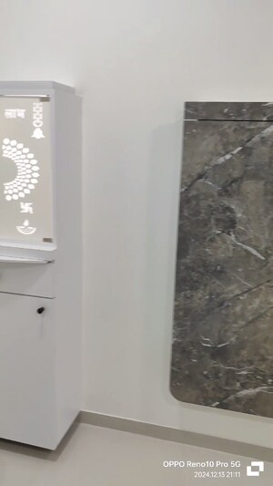 Room in 2 BHK Apartment at Lokhandwala Vinay Tower, Kandivali East – for Sale