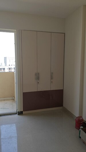 Room in 2 BHK Apartment at Tata Eureka Park, Sector 150 – for Rent