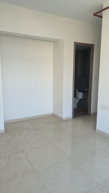 Room in 2 BHK Apartment at Kalpataru Paramount, Kapur Bawdi – for Sale