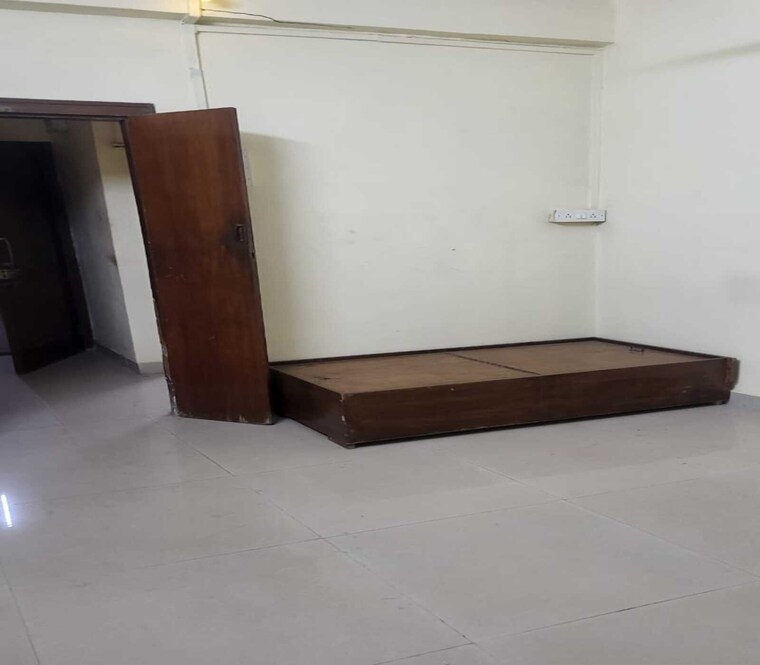 Room, dadar east 1 Bedroom 500 Sq.Ft. Apartment In Dadar East Mumbai 9552212