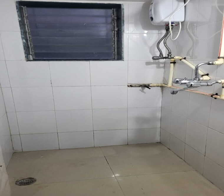 Bathroom, dadar east 1 Bedroom 500 Sq.Ft. Apartment In Dadar East Mumbai 9552212