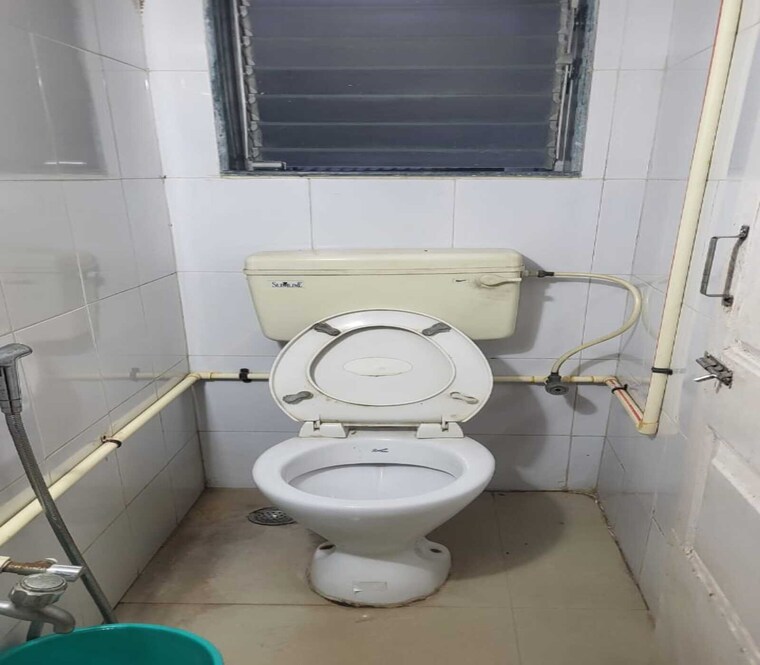 Bathroom, dadar east 1 Bedroom 500 Sq.Ft. Apartment In Dadar East Mumbai 9552212