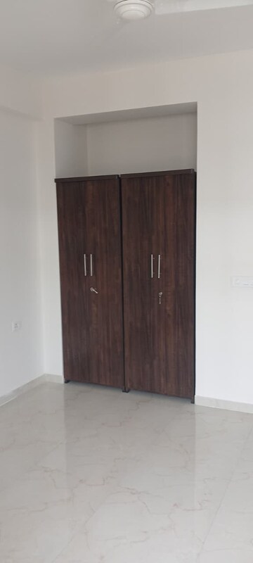 Room in 2.5 BHK Builder Floor at Smart World Gems, Sector 89 – for Rent
