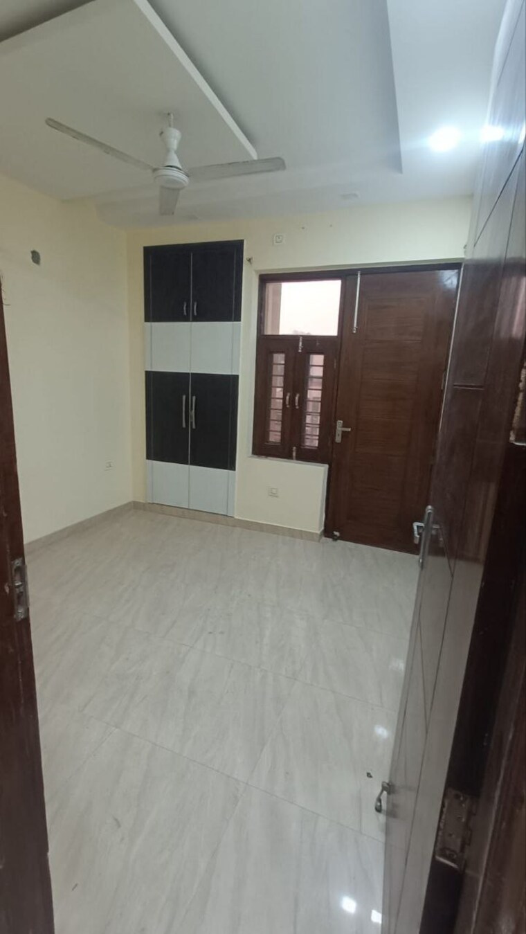 Room, sainik colony 3 Bedroom 1377 Sq.Ft. Builder Floor In Sainik Colony Faridabad 9552376