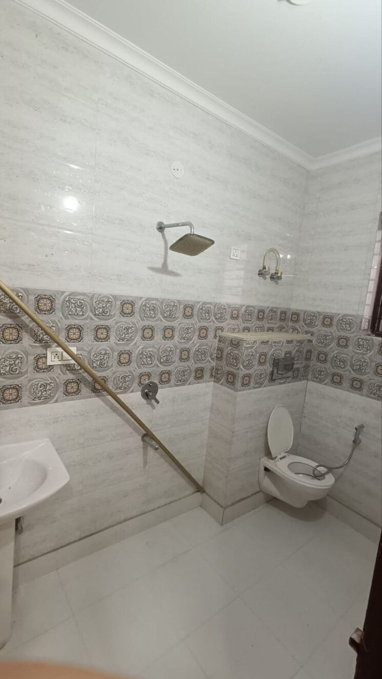 Bathroom, sainik colony 3 Bedroom 1377 Sq.Ft. Builder Floor In Sainik Colony Faridabad 9552376