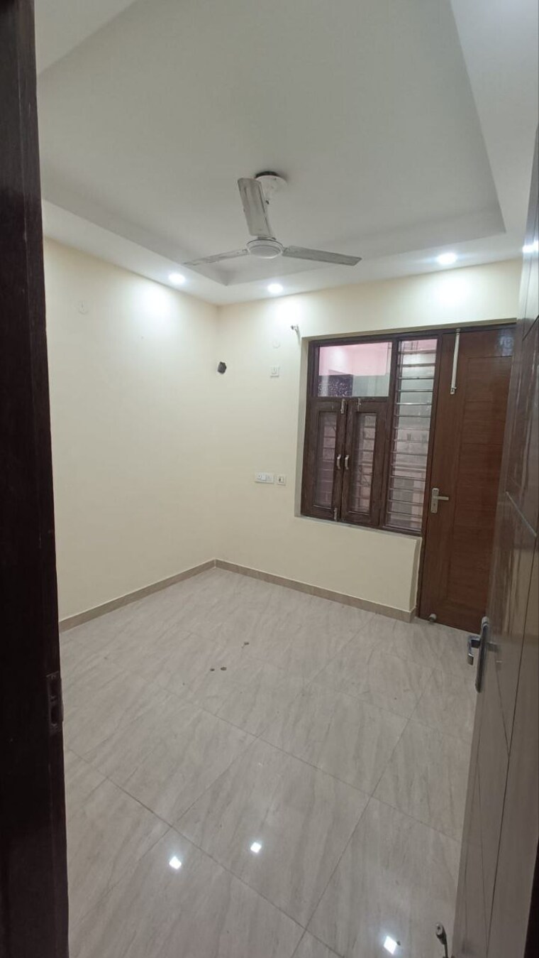Room, sainik colony 3 Bedroom 1377 Sq.Ft. Builder Floor In Sainik Colony Faridabad 9552376