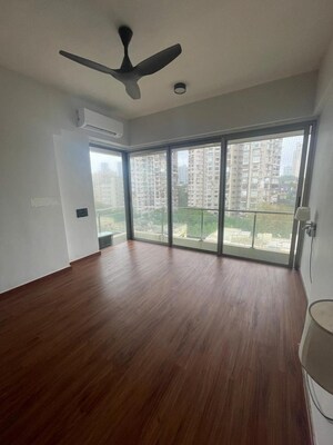 Room in 3 BHK Apartment at Sterling Seaface, Worli – for Rent