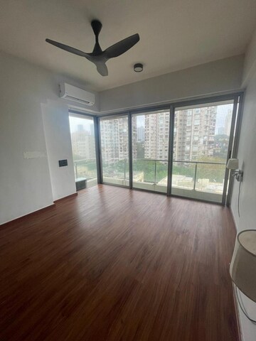 Room in 3 BHK Apartment at Sterling Seaface, Worli – for Rent
